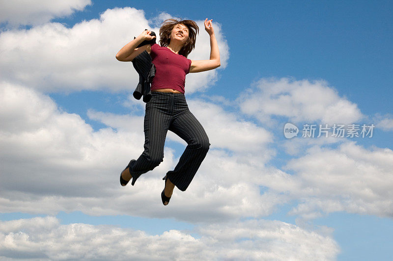 女商人跳上天空的背景