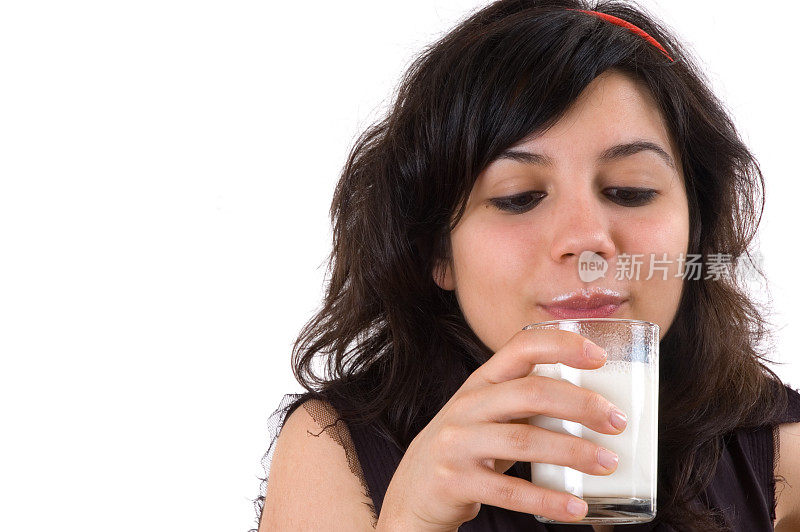 女孩喝牛奶