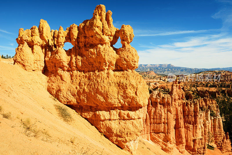 布莱斯峡谷的hoodoo和窗户