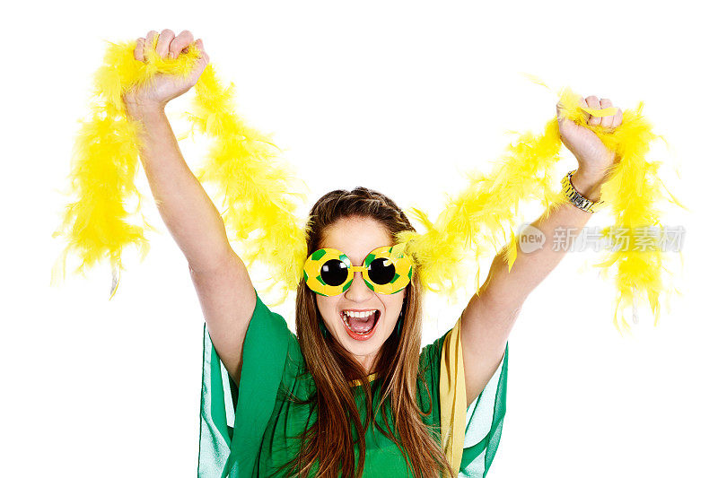 兴奋的女球迷在羽毛围巾支持巴西队