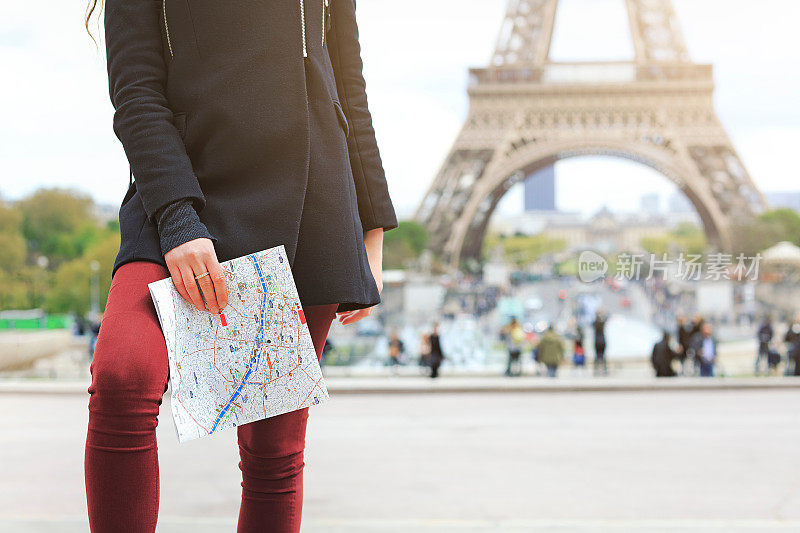 巴黎的女游客拿着地图