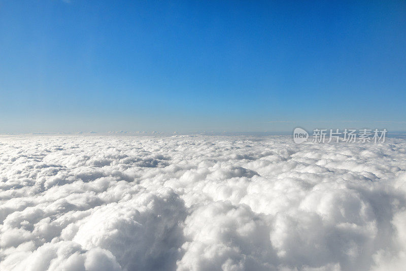 天空很高。