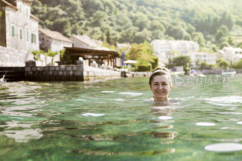 在科托尔湾游泳的女人