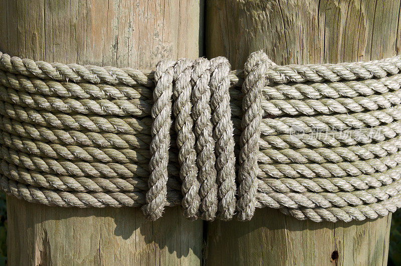 绳子系在码头桩上