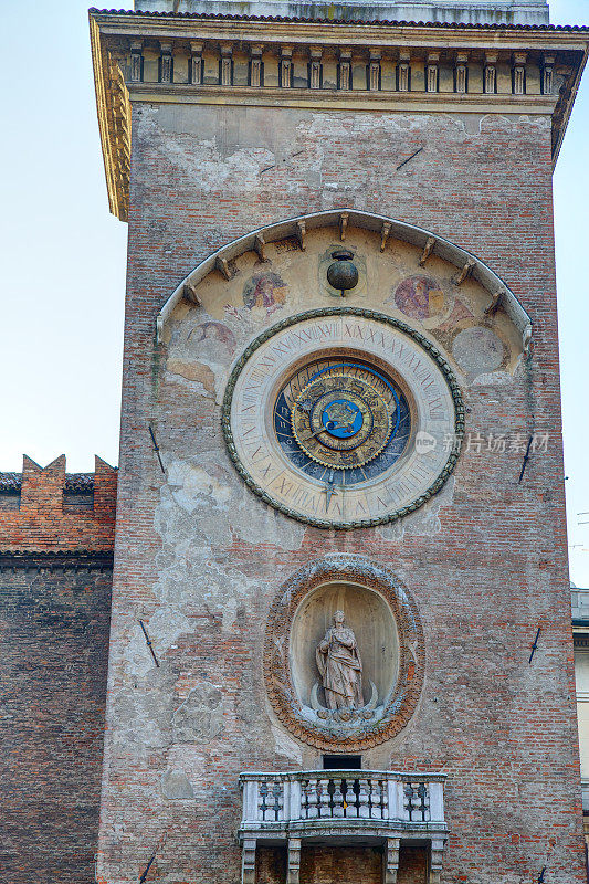 意大利曼图亚市尔贝广场的钟楼