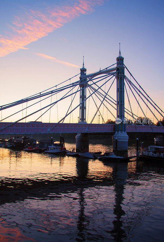 黎明时分的伦敦阿尔伯特桥