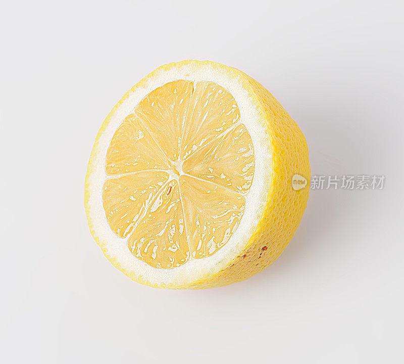 白色背景下的半个柠檬多汁