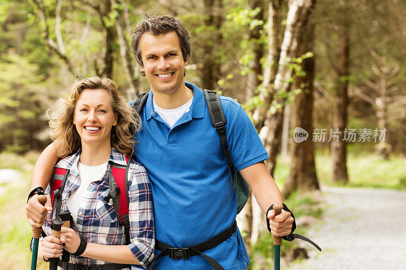 带着拐杖徒步旅行的夫妇