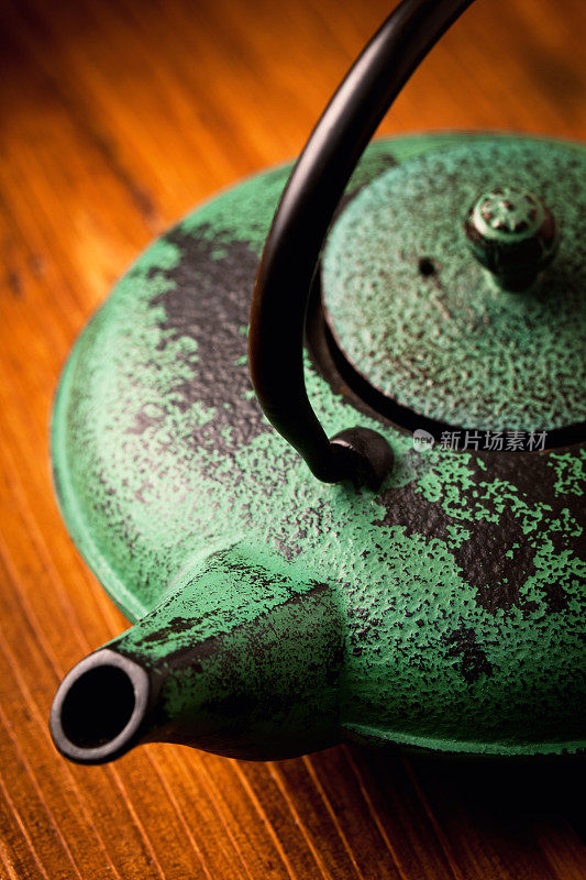 绿色的tetsubin茶壶