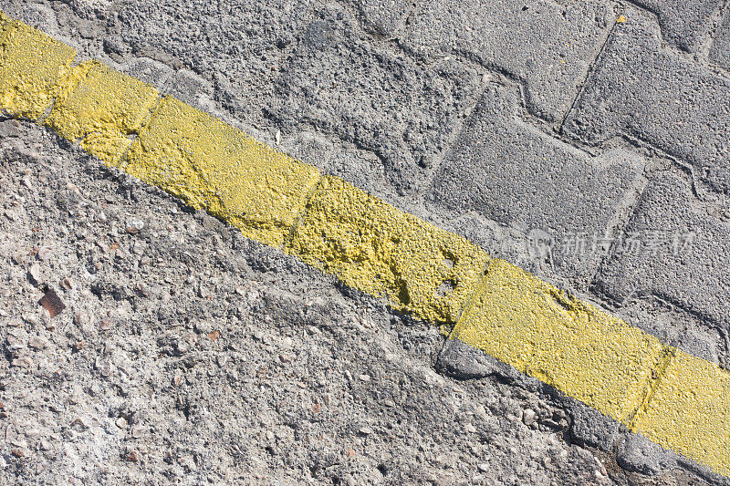 开裂的瓷砖地板上有黄色的巷漆