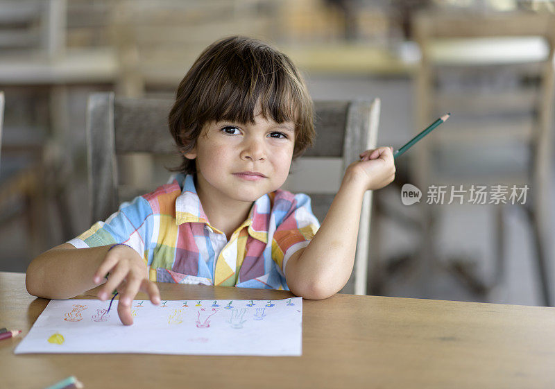 小男孩正在画画