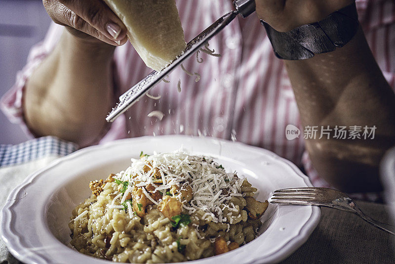 鸡油菌和帕尔马干酪调味饭