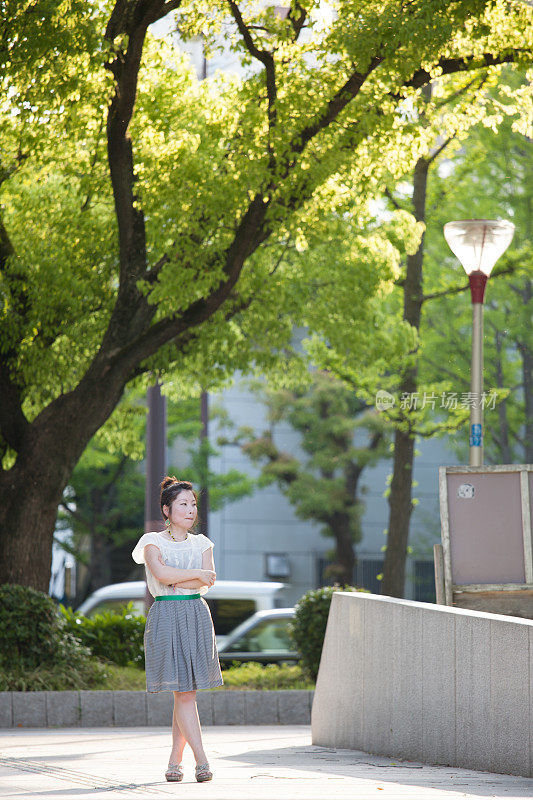 一个日本女人在公园里