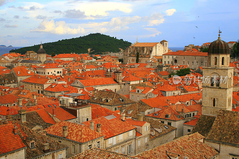 上图是田园诗般的杜布罗夫尼克中世纪古城城市景观，色彩柔和的屋顶瓦片，绿松石色的亚得里亚海，空中城市天际线全景――克罗地亚的达尔马提亚