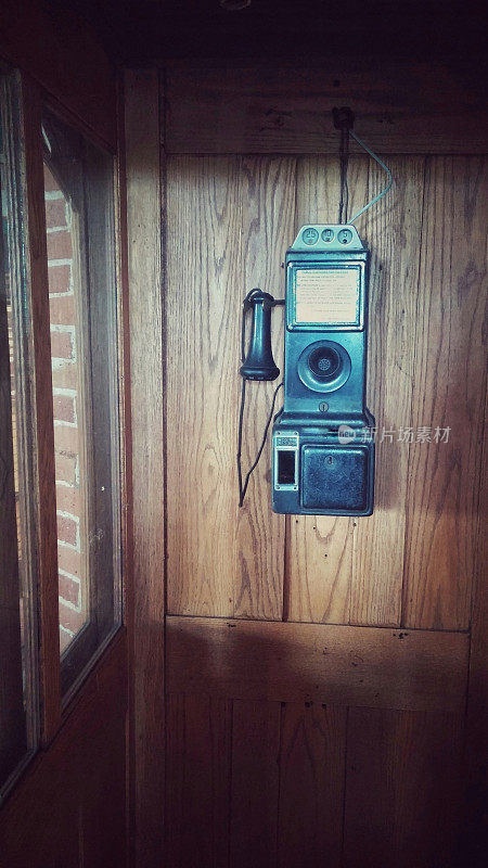古董古老的木制付费电话亭