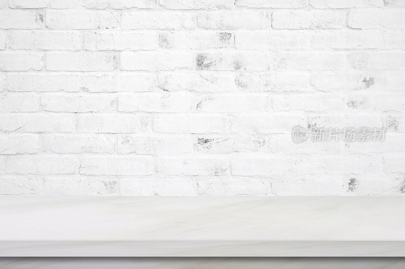 空白的白色大理石桌子上的砖墙背景，产品显示蒙太奇