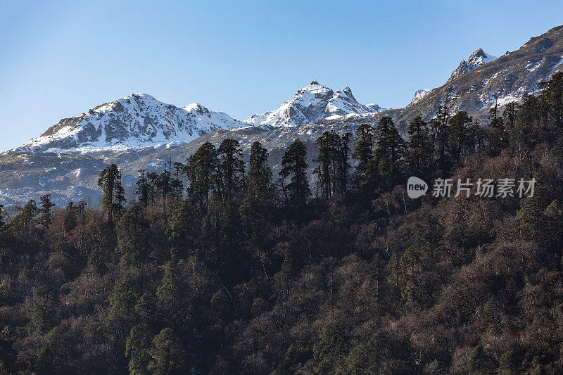 印度北锡金的拉钦，山顶上几乎没有积雪。
