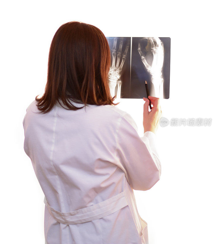 年轻的骨科医生用听诊器在白色背景下检查x光片。