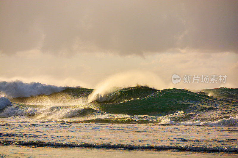 在考艾岛北岸的科伊海滩，野生纳帕里海岸冲浪