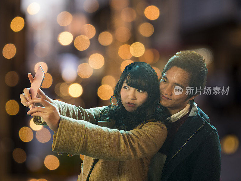 一个日本高中女孩和她的男朋友拍了一张照片。