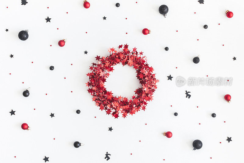 圣诞花环，黑色和红色的装饰品。平躺，俯视图