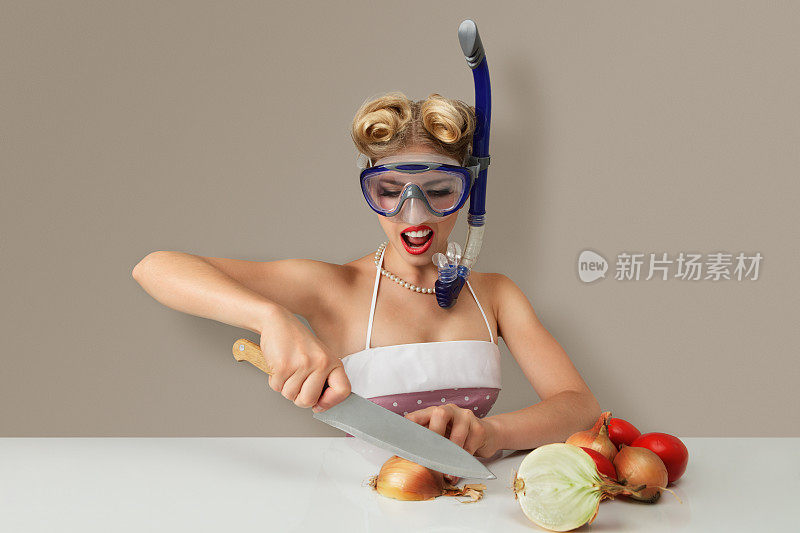 一名年轻女子戴着潜水面罩切洋葱