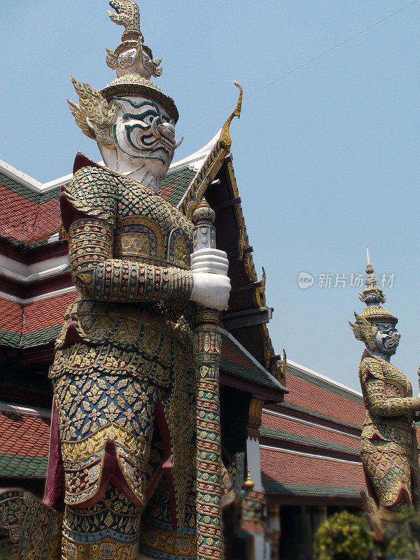 曼谷大皇宫、寺庙的守护雕像近观。泰国