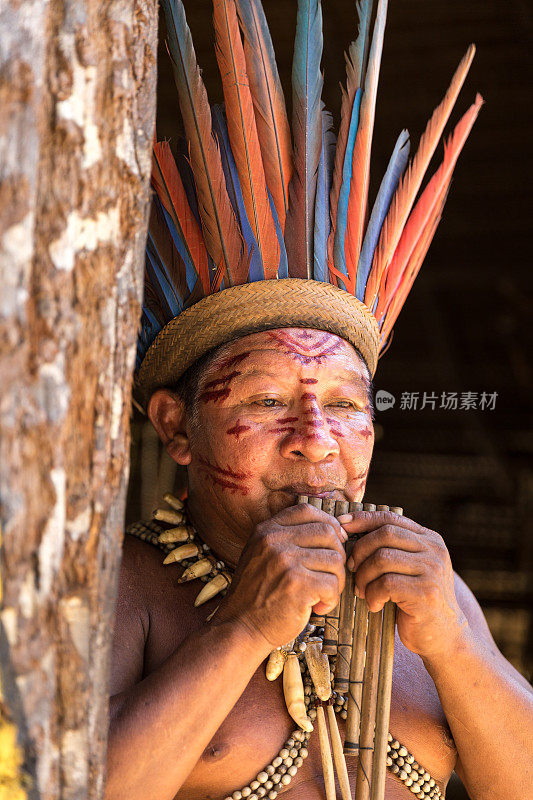 一个巴西土著老人在吹木笛