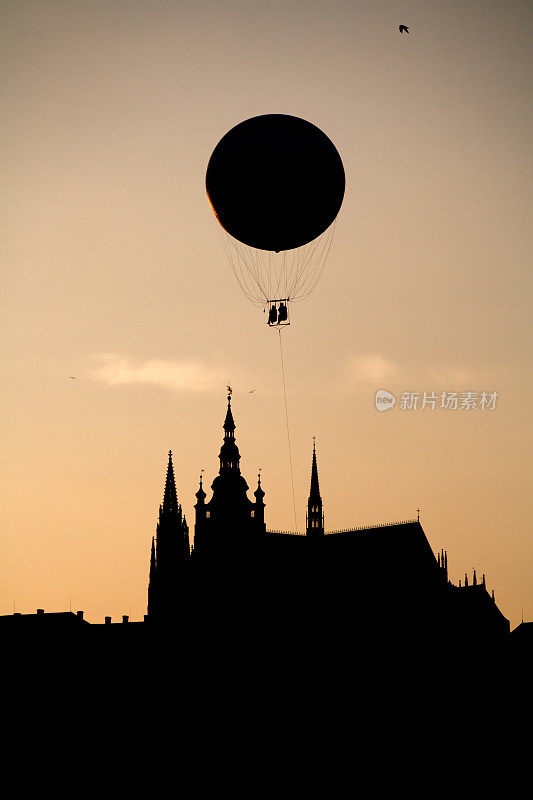 布拉格-圣维塔斯大教堂和气球的剪影