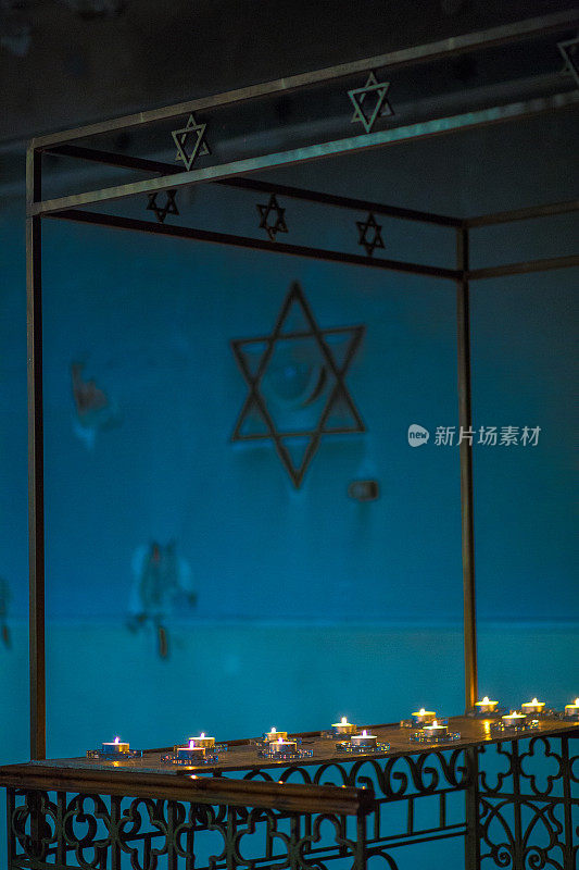 犹太教堂里的祈祷蜡烛
