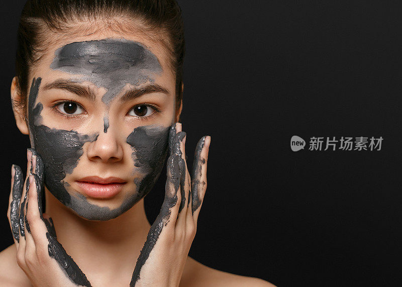 女人面部脱皮肖像美容面膜。化妆品。