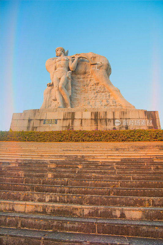 在中国的一座高山公园里，哈特转过头来。一个女孩和男朋友的高雕像。一个国家的传说。