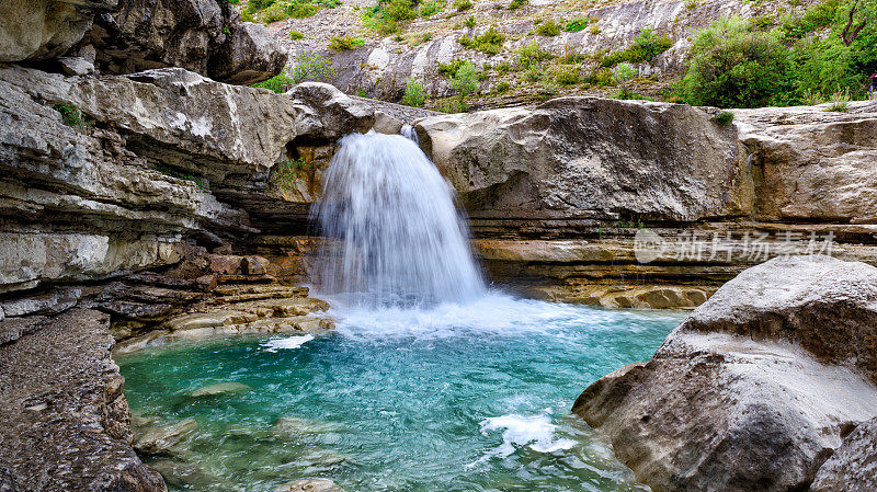 美丽的瀑布在峡谷与蓝色的水