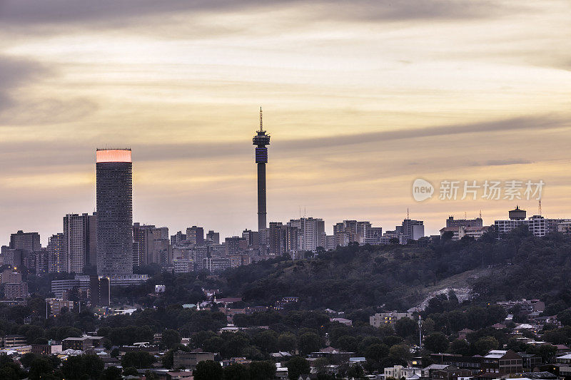 约翰内斯堡日落城市景观与云景