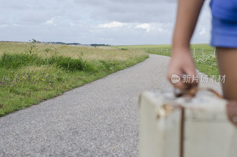 带着旧行李箱独自旅行的少数民族女孩