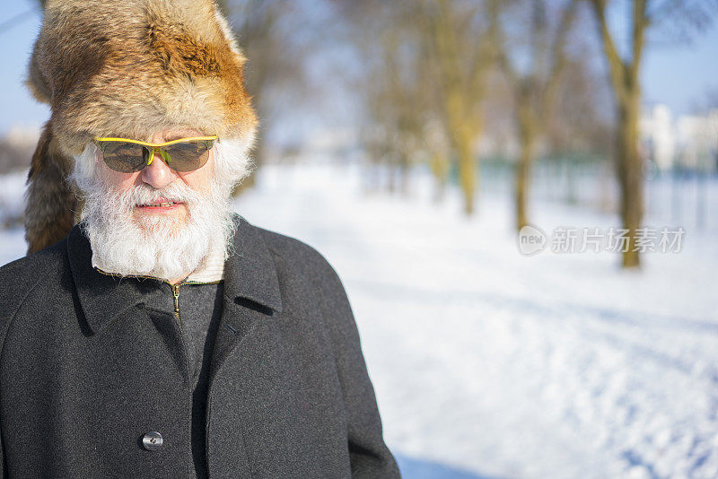 白胡子老人的画像，戴着墨镜的库奇马