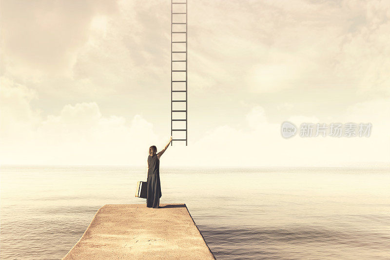 女人拿着想象中的梯子从天空到一个幻想的目的地