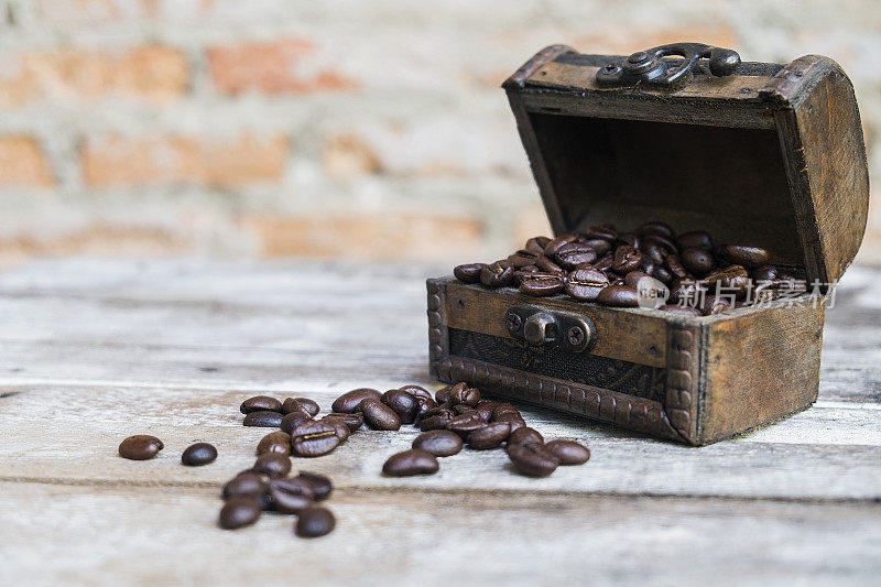 木地板上的柜子里装着咖啡豆