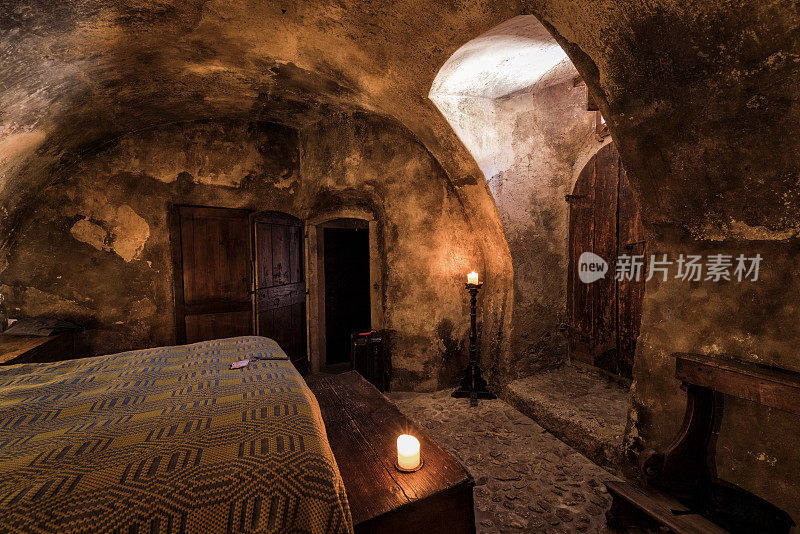 中世纪的洞穴状的客房