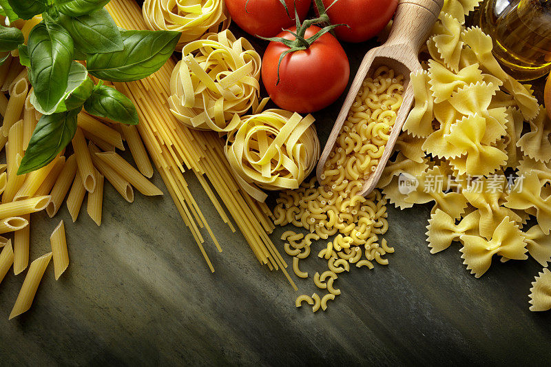 意大利食物:各种意大利面，番茄，罗勒和橄榄油静物