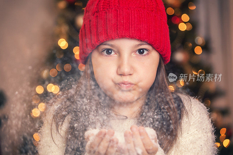 快乐的小女孩在玩雪