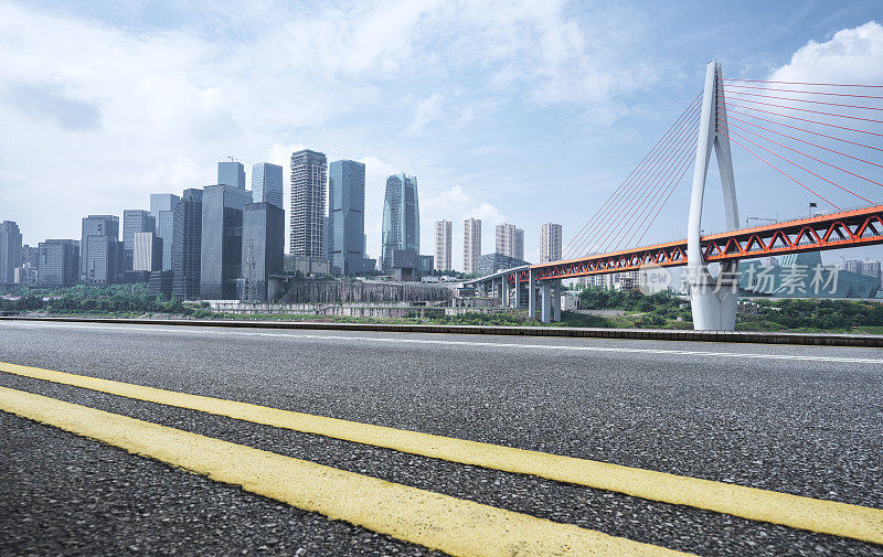 现代城市天际线和空旷的城市道路