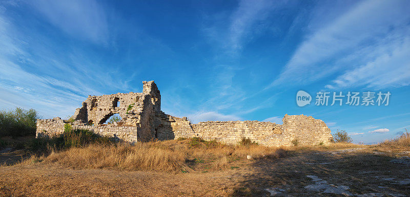 克里米亚，芒古堡山顶的废墟城堡