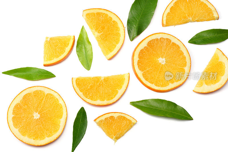 健康食品。切片橙色与绿叶孤立在白色背景俯视图