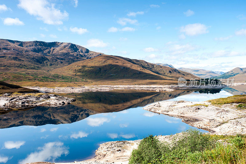 风景优美的苏格兰野生山脉和湖泊与反思