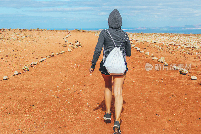 年轻女子在火山上奔跑