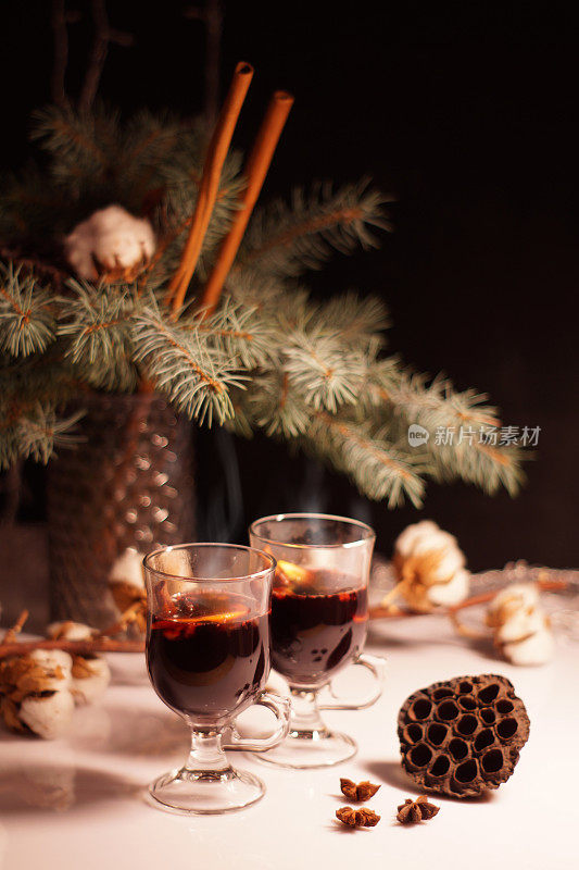 冬天给两人热红酒圣诞节给两人热红酒。用树枝装饰的假日概念