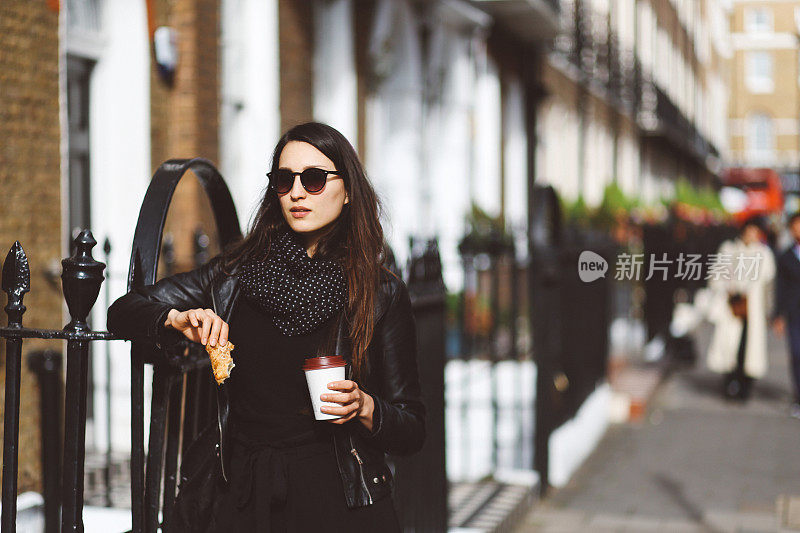 伦敦的年轻女子忙着喝咖啡