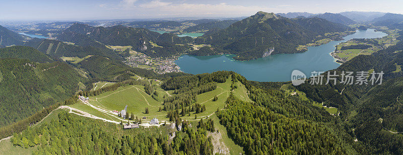 全景，Zwölferhorn峰顶十字与Wolfgangsee和Mondsee，奥地利阿尔卑斯山，圣吉尔根，奥地利