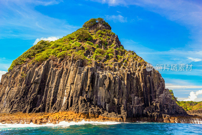 费尔南多・迪诺罗尼亚拥有大海、高山和天空，令人惊叹的风景。